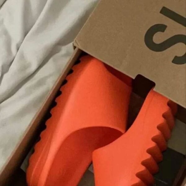 Yeezy Slides Pallets - Image 2